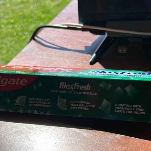 Colgate MaxFresh UltraFreeze Toothpaste - Picture 3 of 3